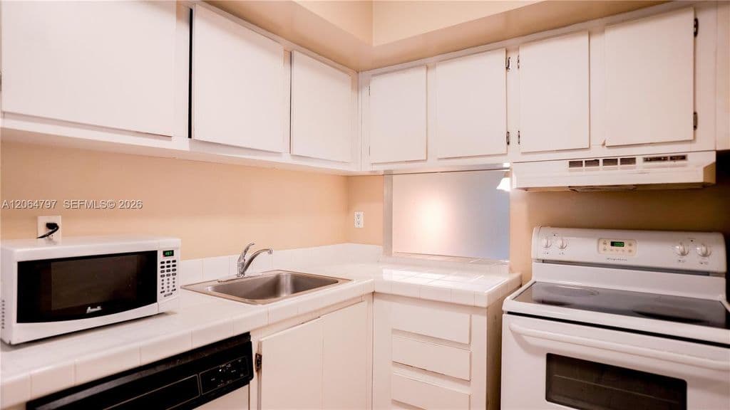 2+1 Condo — 4600 SW 67th Ave APT 243
