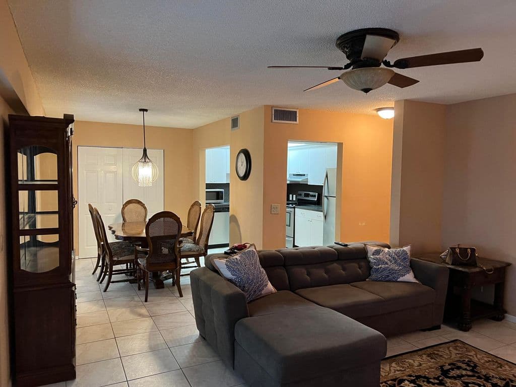 1-bedroom Condo — 203 Suffolk #E