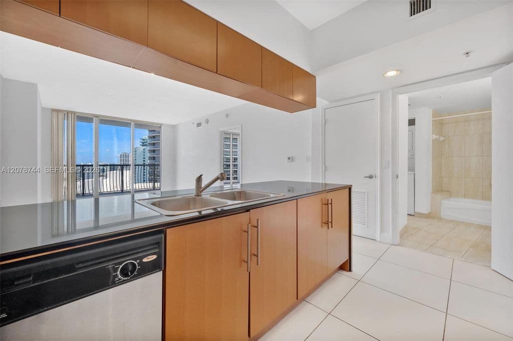 1+1 Condo — 1750 N Bayshore Dr APT 4011
