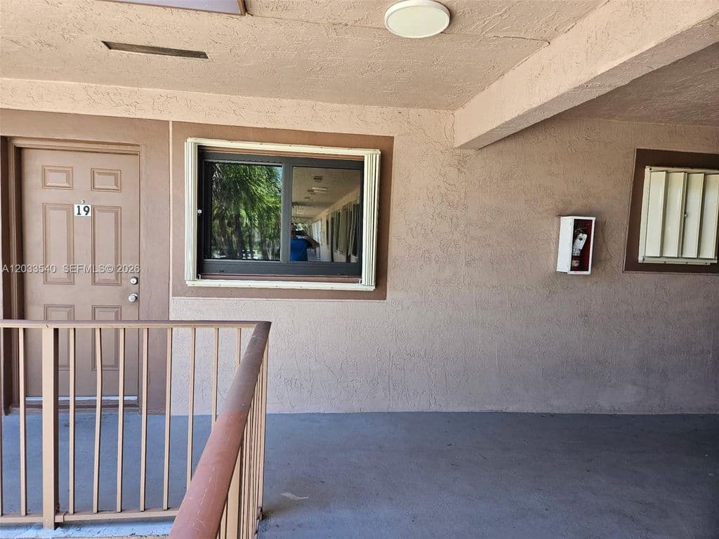 1-bedroom Condo — 2348 W 56th St APT 19