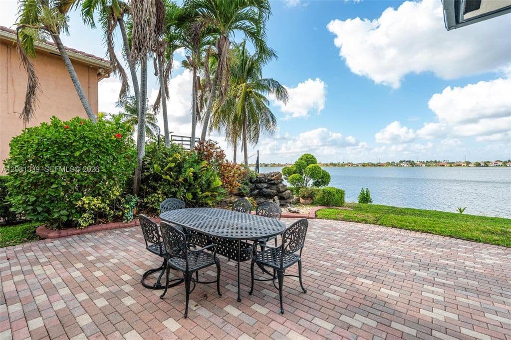 5-bedroom Single-Family Home — 18633 SW 24th St