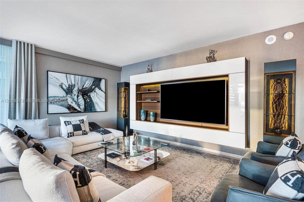 4+1 Condo — 88 SW 7th St APT 3801