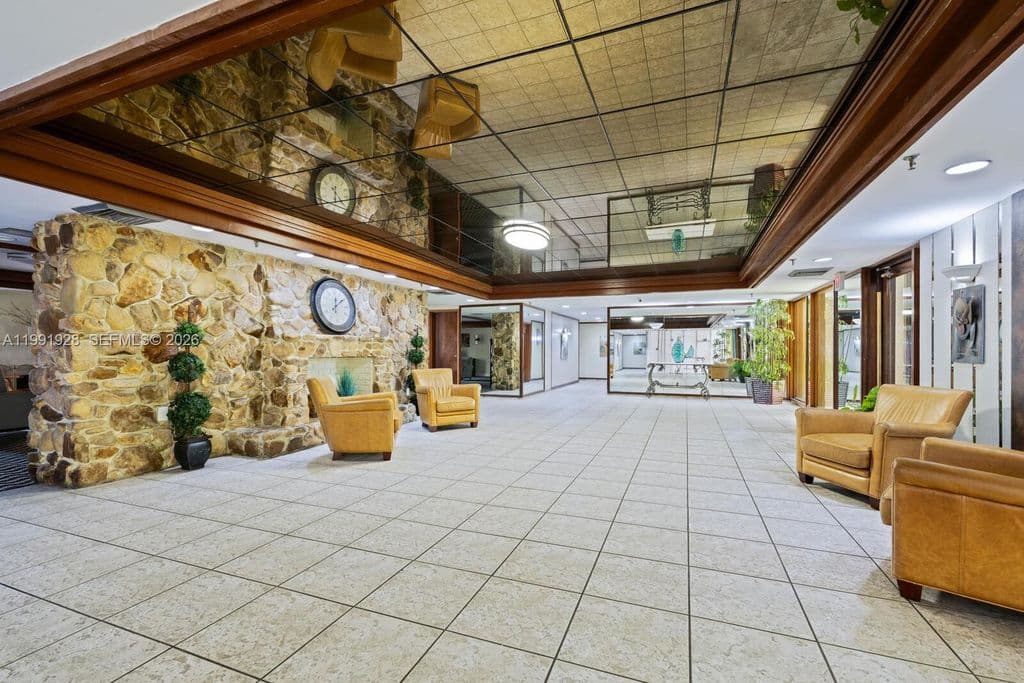 1-bedroom Condo — 665 NE 195th St APT 222
