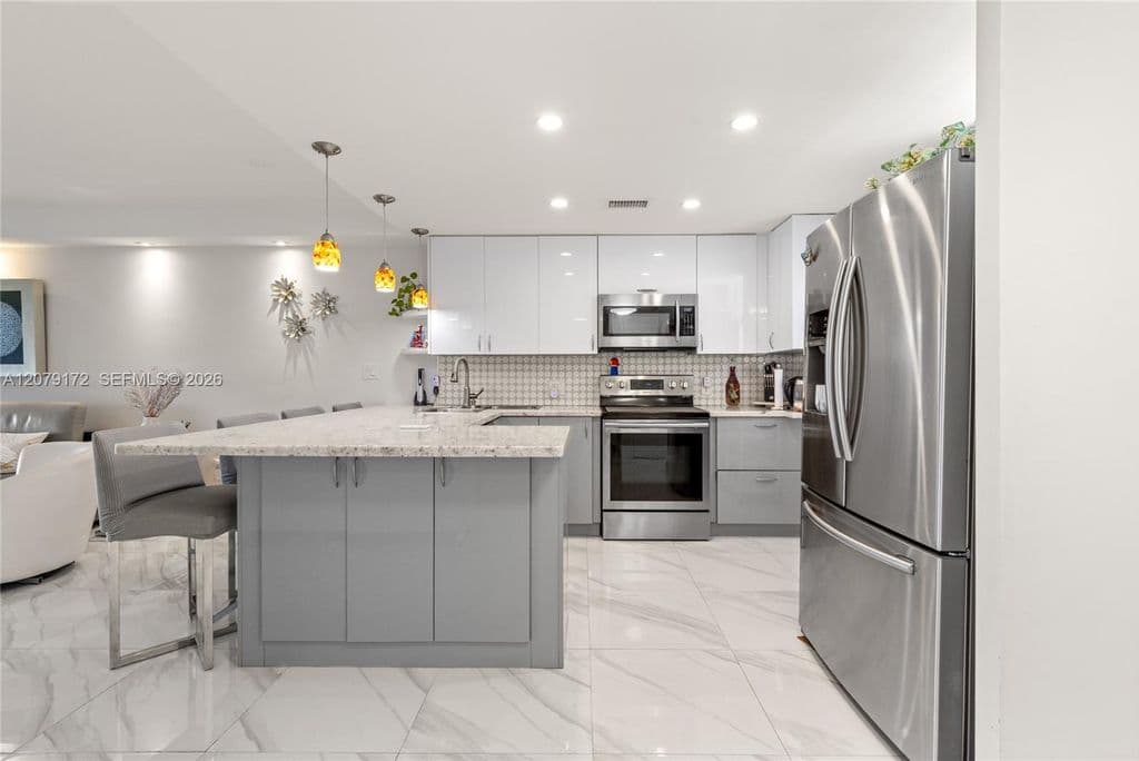 1+1 Condo — 2855 Leonard Dr APT H605