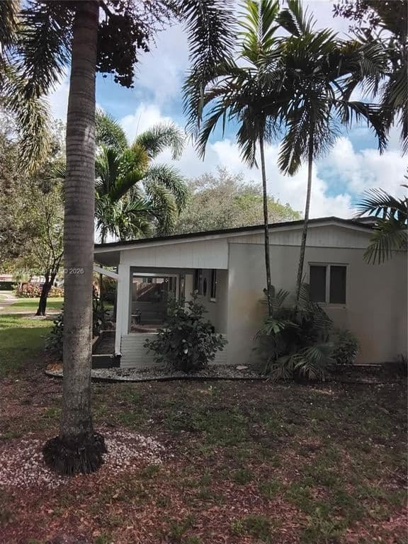 3-bedroom Single-Family Home — 911 W Country Club Cir