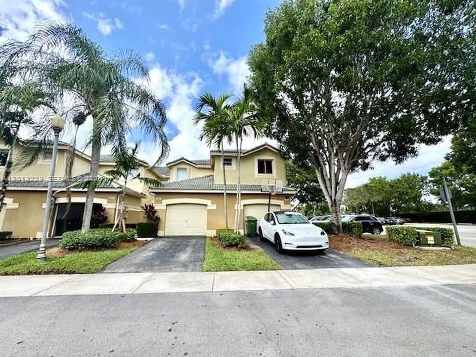 3-bedroom Property — 2567 Cordoba Bnd