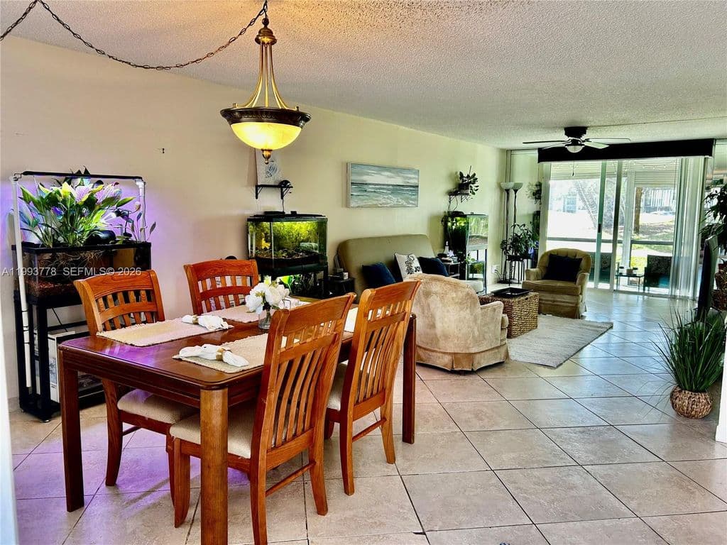 1-bedroom Condo — 411 S Hollybrook Dr APT 105