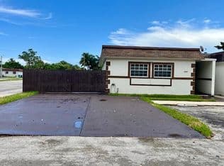 3-bedroom Townhouse — 3930 NW 207 St Road, Miami Gardens, 33055