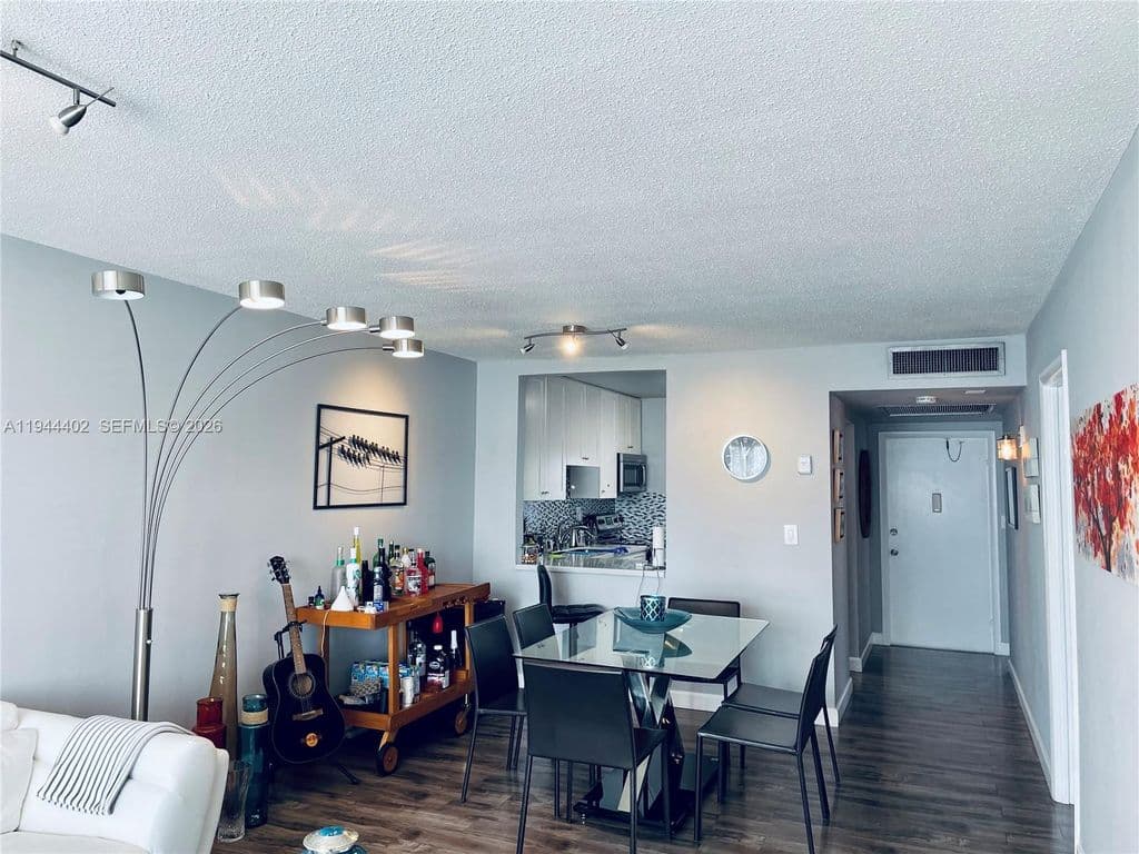 2-bedroom Condo — 2300 Park Ln APT 201