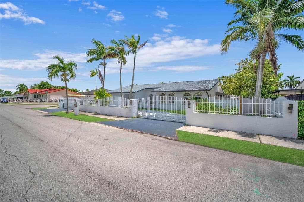 5+1 Müstakil ev — 3125 SW 108th Ave