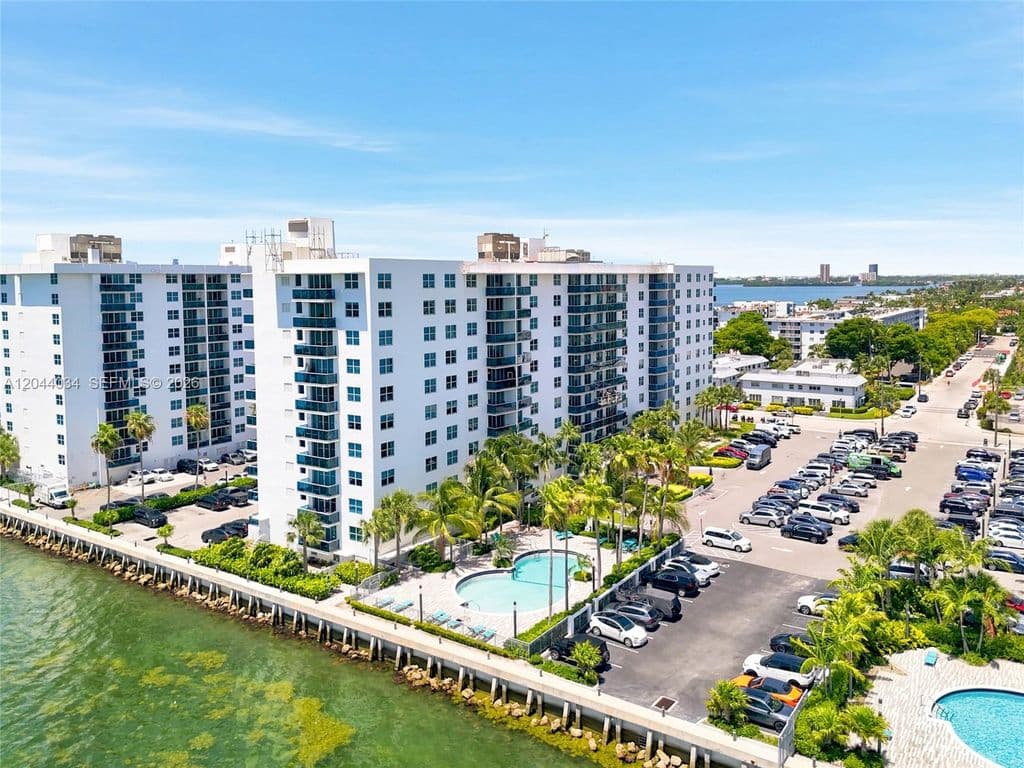 1+1 Condo — 7501 E Treasure Dr APT 2S