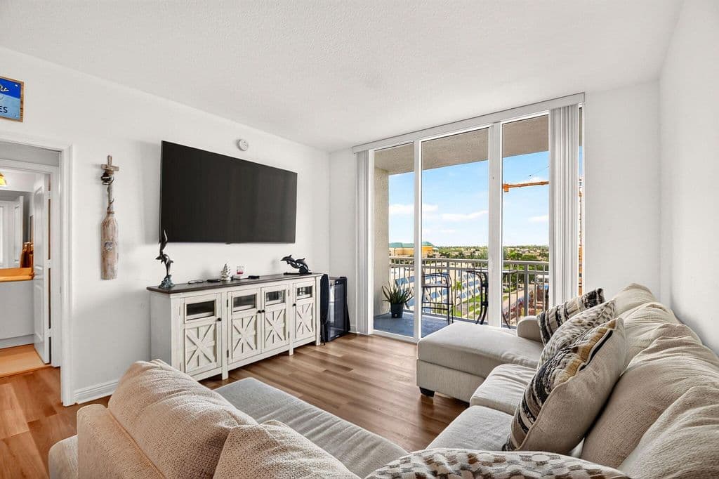 2+1 Condo — 350 N FEDERAL Highway #813