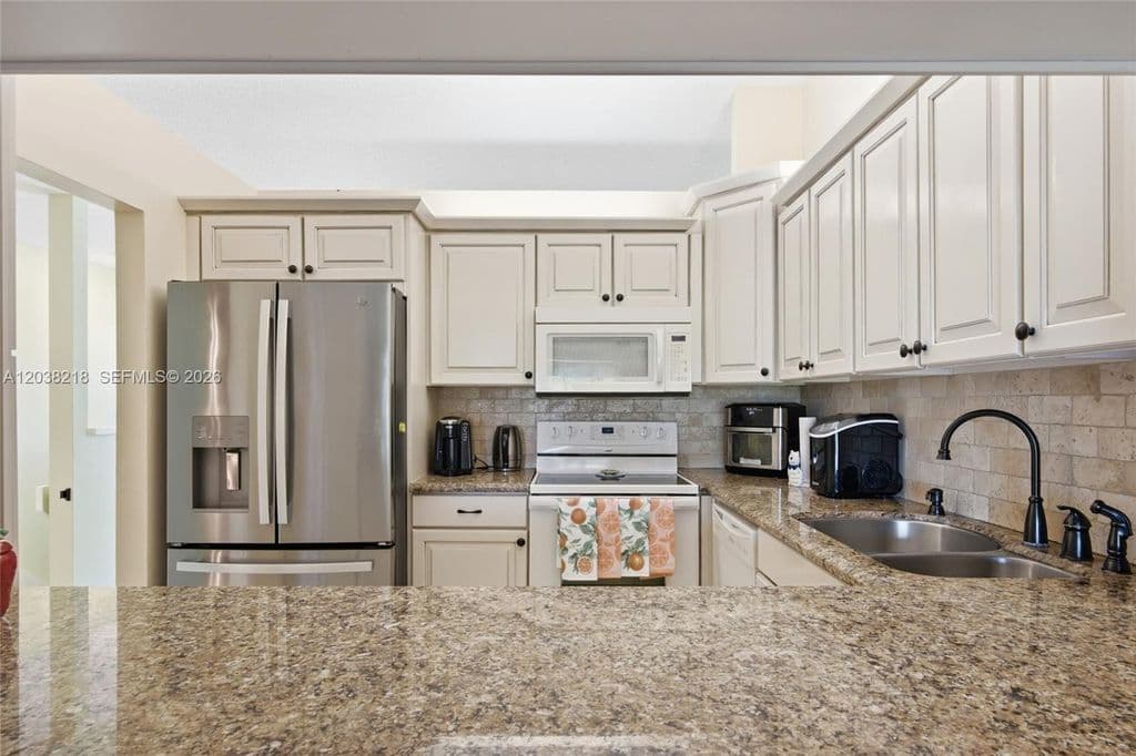 2+1 Condo — 104 Freedom Ct #104