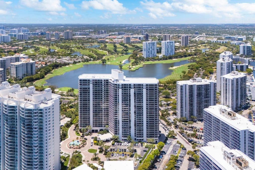 2+1 Condo — 20281 E Country Club Dr APT 1009