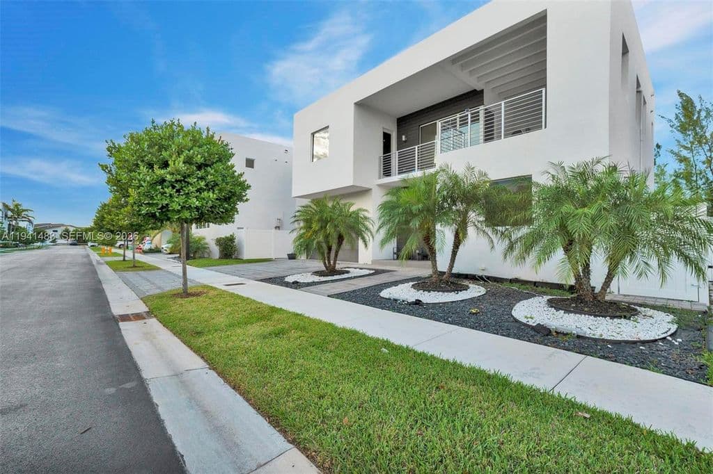5+1 Müstakil ev — 10055 NW 77th St