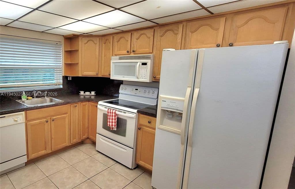 2+1 Condo — 9861 Sunrise Lakes Blvd APT 310