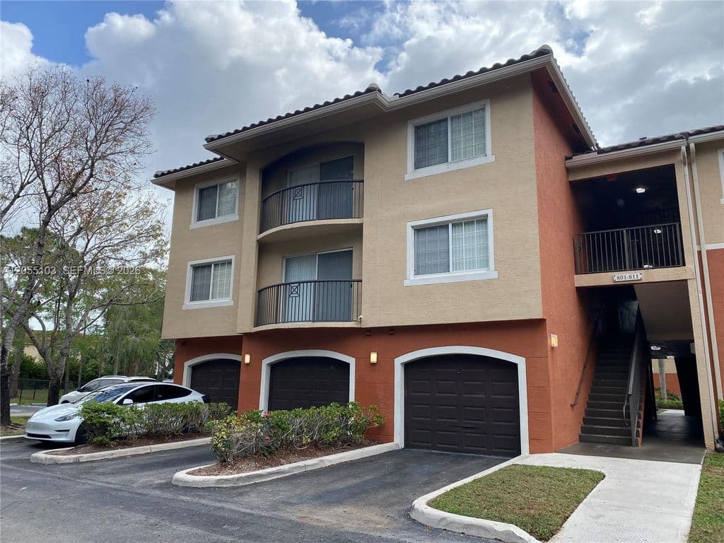 2-bedroom Condo — 4177 N Haverhill Rd APT 808