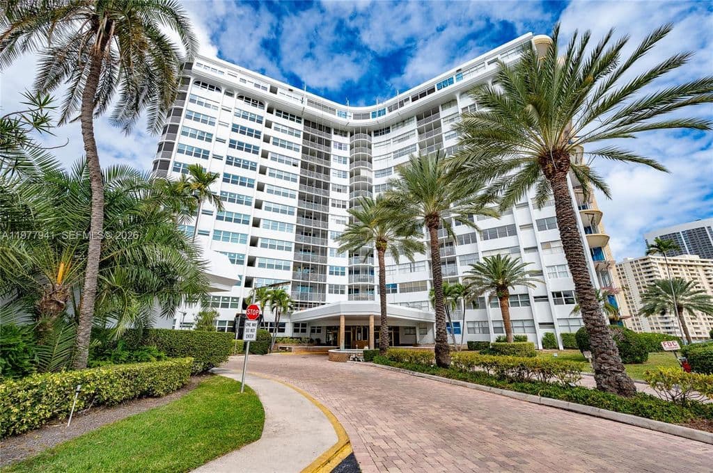 1-bedroom Condo — 100 Golden Isles Dr APT 104