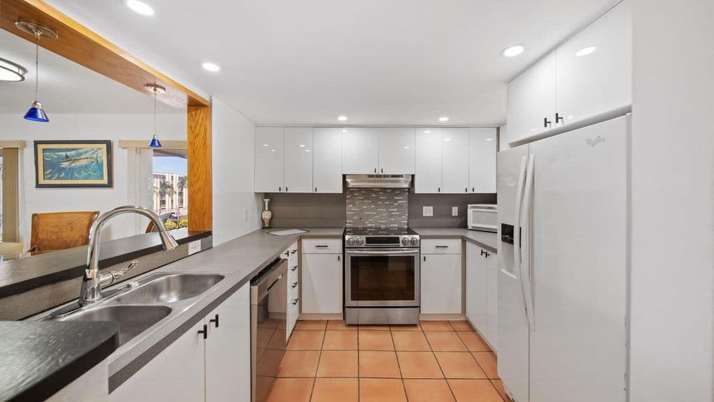 2+1 Condo — 1700 SE 15TH Street #302