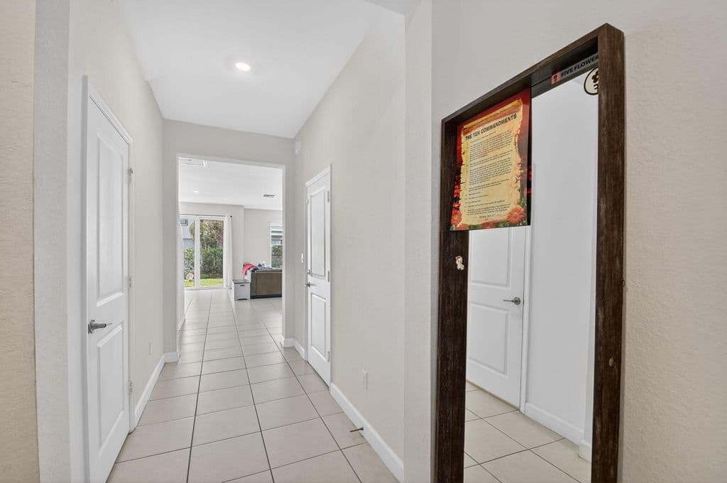 4-bedroom Property — 4326 Hammock Grove Drive