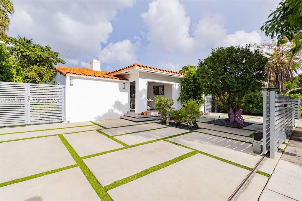 5+1 Müstakil ev — 619 SW 39th Ave