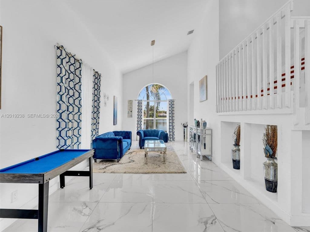 5+1 Müstakil ev — 18442 NW 12th St