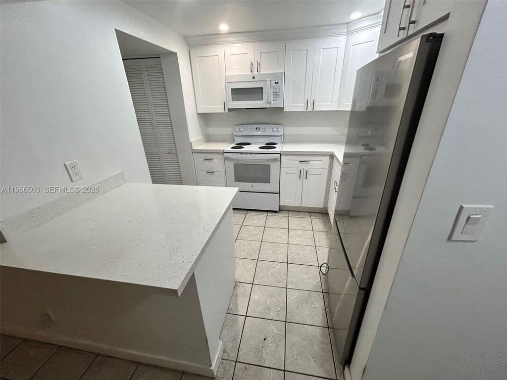 2+1 Condo — 815 SW 30th St APT J