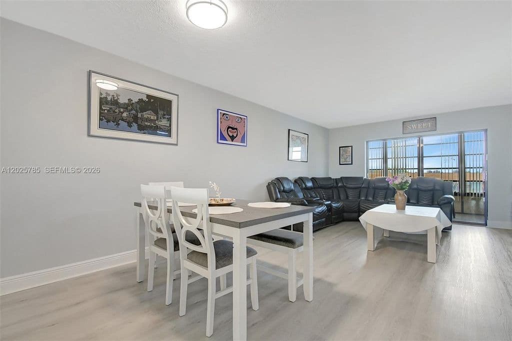 2-bedroom Condo — 10145 Sunrise Lakes Blvd APT 403