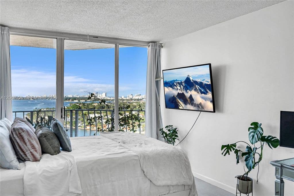 2+1 Condo — 7601 E Treasure Dr APT 2412