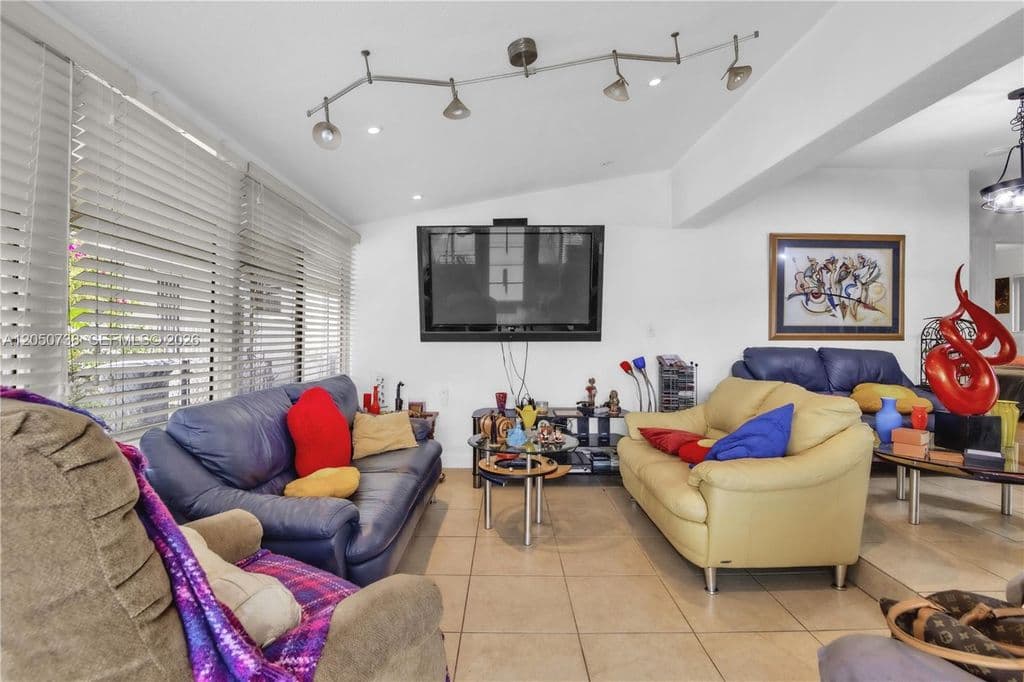5+1 Mülk — 1052 NW 25th Ave