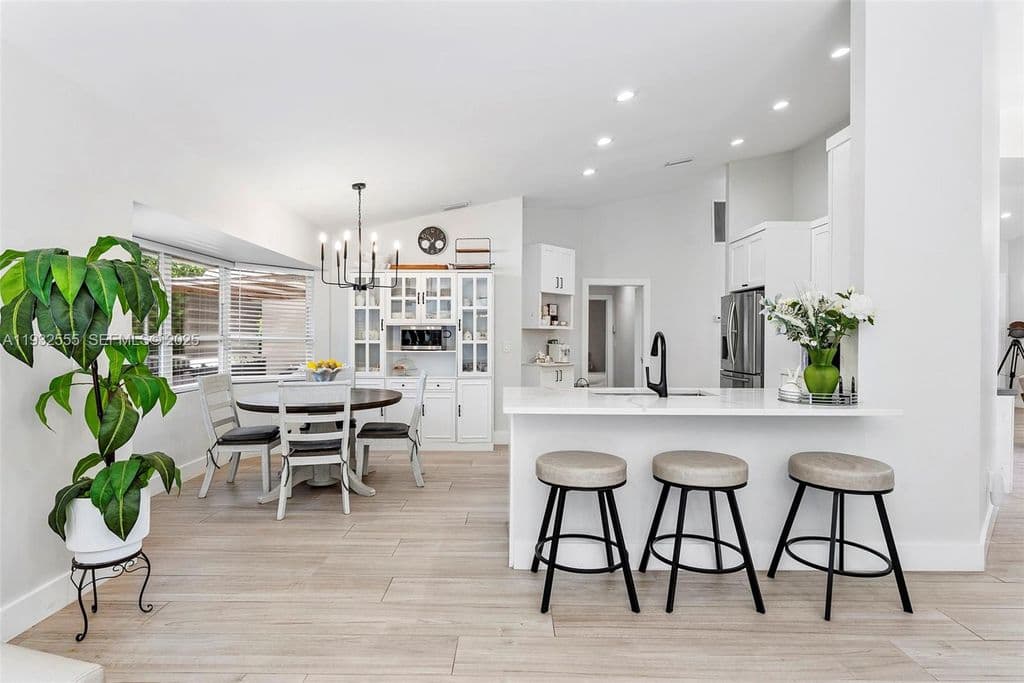 5+1 Müstakil ev — 550 NW 110th Ave