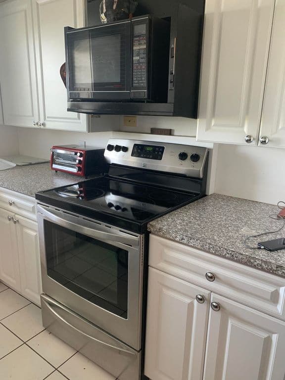 2+1 Condo — 4030 HARWOOD D #4030