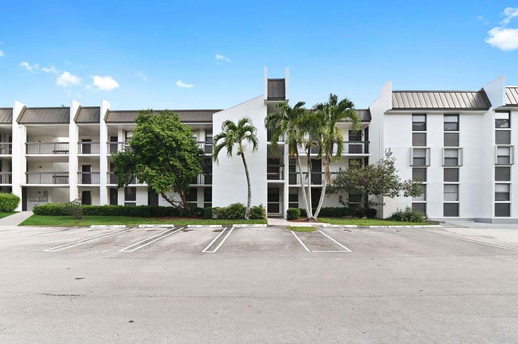 2+1 Condo — 8441 Forest Hills Drive #306