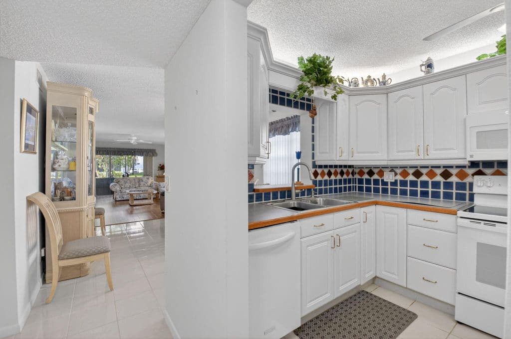 2-bedroom Condo — 2935 SW 22nd Avenue #108