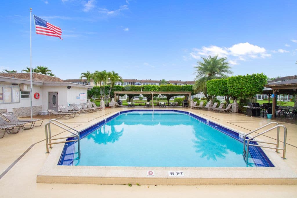 2-bedroom Condo — 3500 NW 48th #615