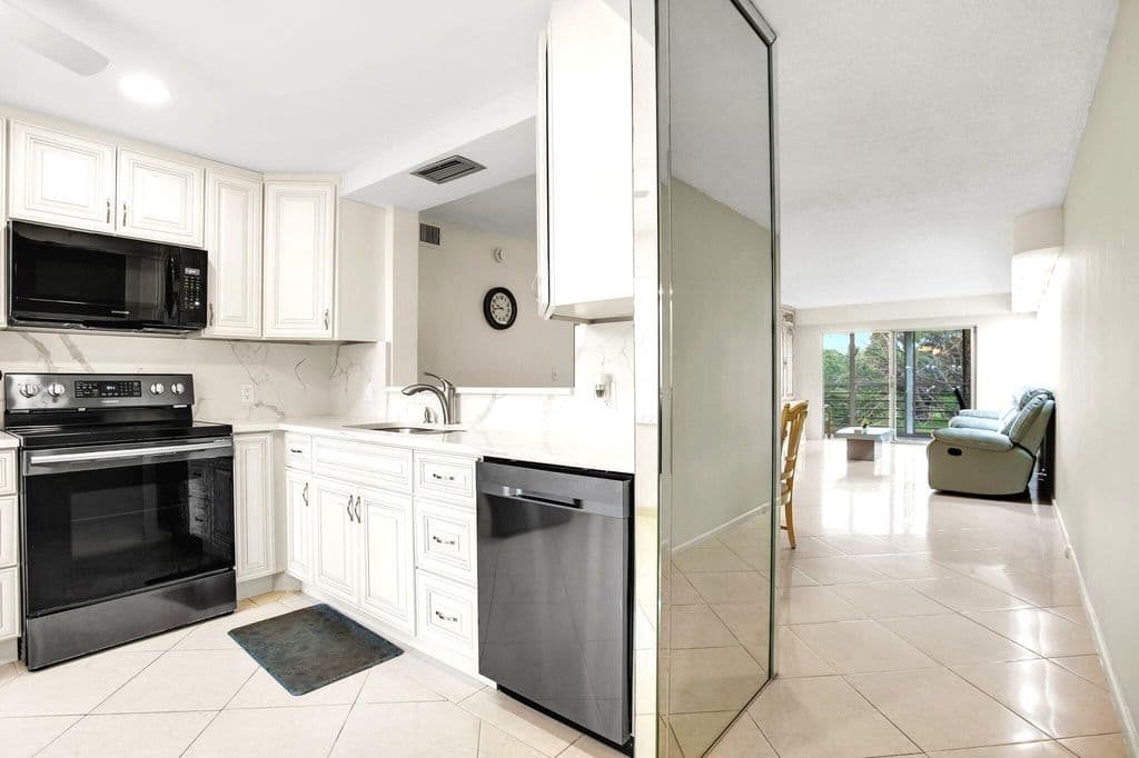 2+1 Condo — 4701 Martinique Drive #K3
