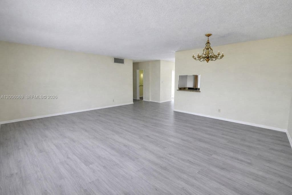 2-bedroom Condo — 1000 NE 14th Ave APT 210