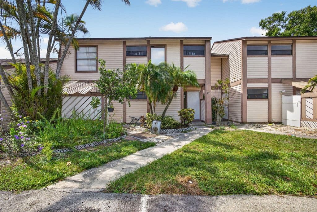 3-bedroom Condo — 110 SHERWOOD Circle #4C