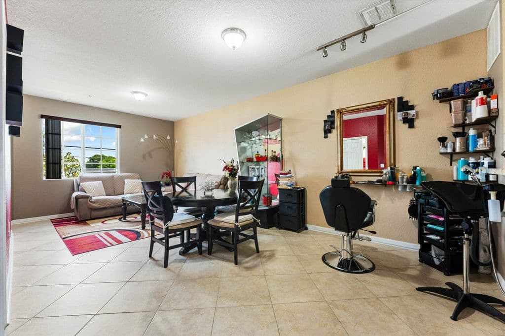 2+1 Mülk — 131 NW 2nd Avenue #3