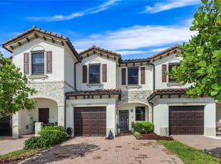 3-bedroom Townhouse — 12758 SW 230th St, Miami, 33170