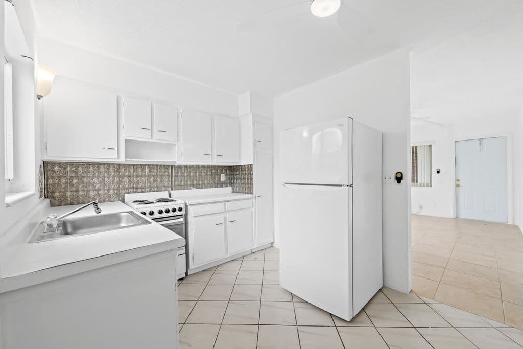 1-bedroom Condo — 2601 NE 1st Street #17