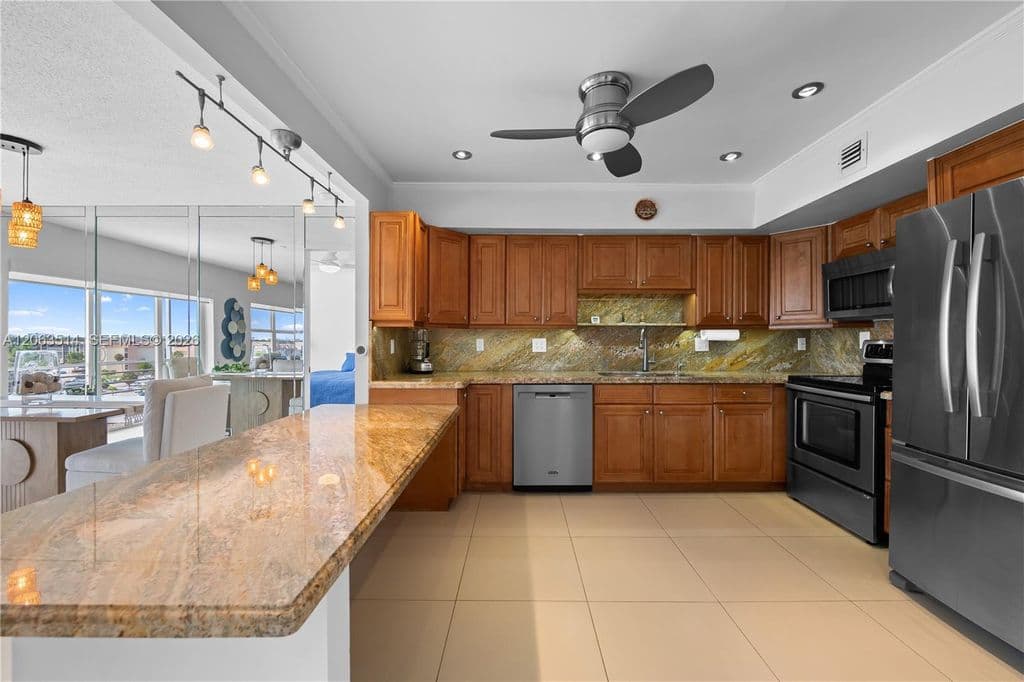 2+1 Condo — 400 Diplomat Pkwy APT 704