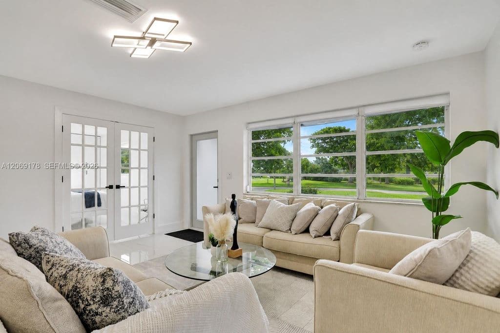 4+1 Müstakil ev — 1220 NE 8th St