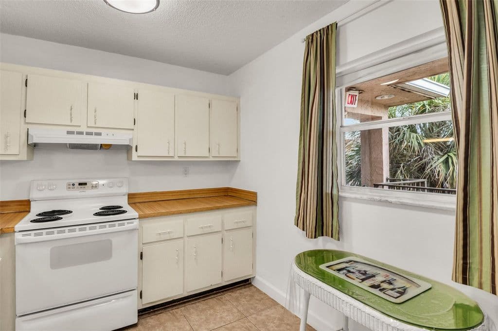 2+1 Condo — 2840 Somerset Drive #403