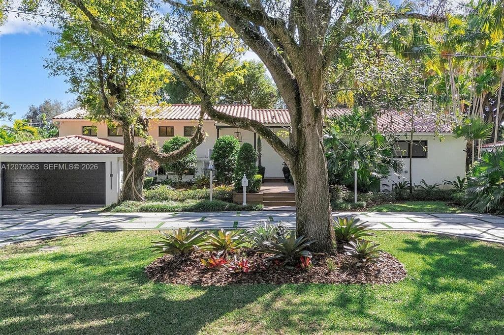5+1 Müstakil ev — 652 NE 105th St