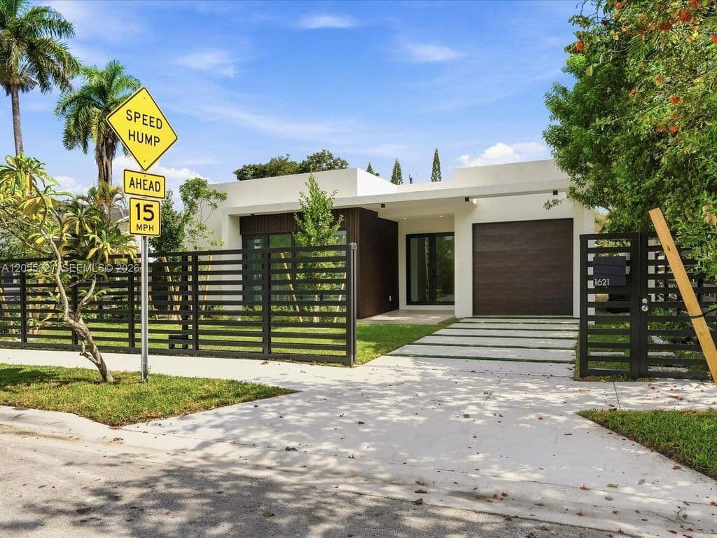 4+1 Müstakil ev — 1621 SW 11th Ter