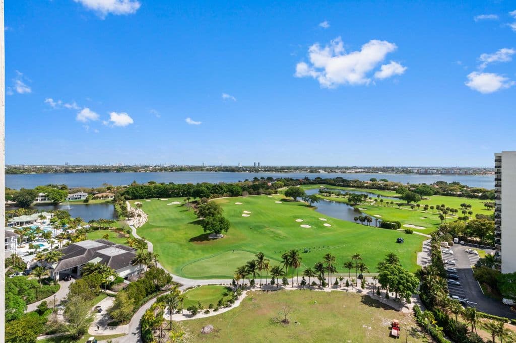 3-bedroom Condo — 2400 Presidential Way #2004