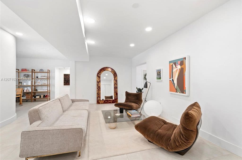 4+1 Müstakil ev — 638 NE 141st St