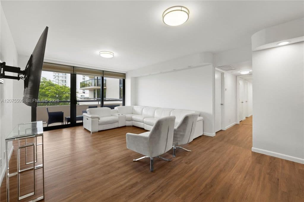 2-bedroom Condo — 19667 Turnberry Way APT 3F