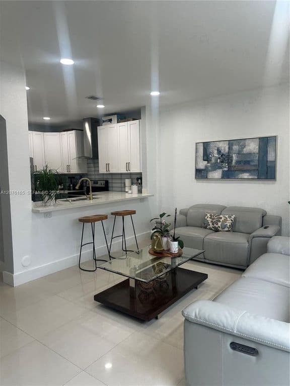 3+1 Mülk — 15775 SW 41st St #68